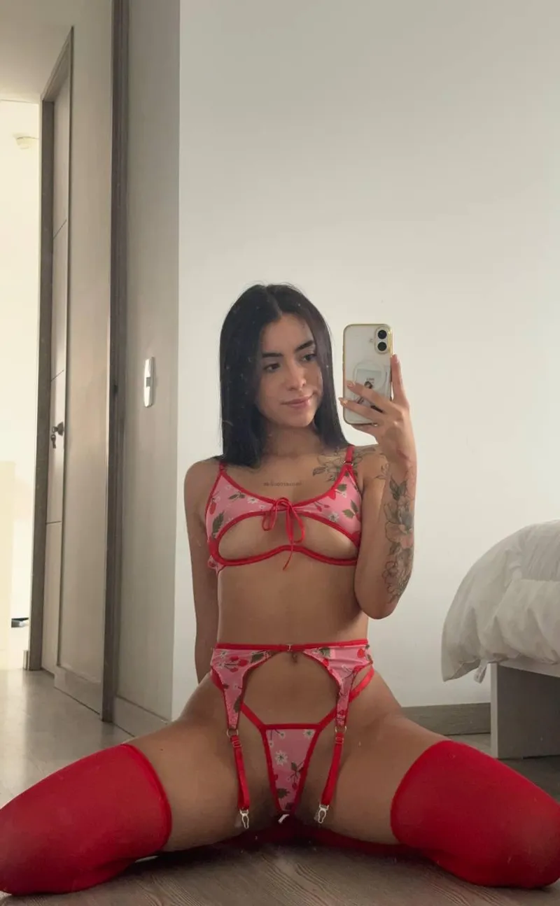 Thumbnail sacrella's New Set Mirror Selfie - Striking a Pose 🫶