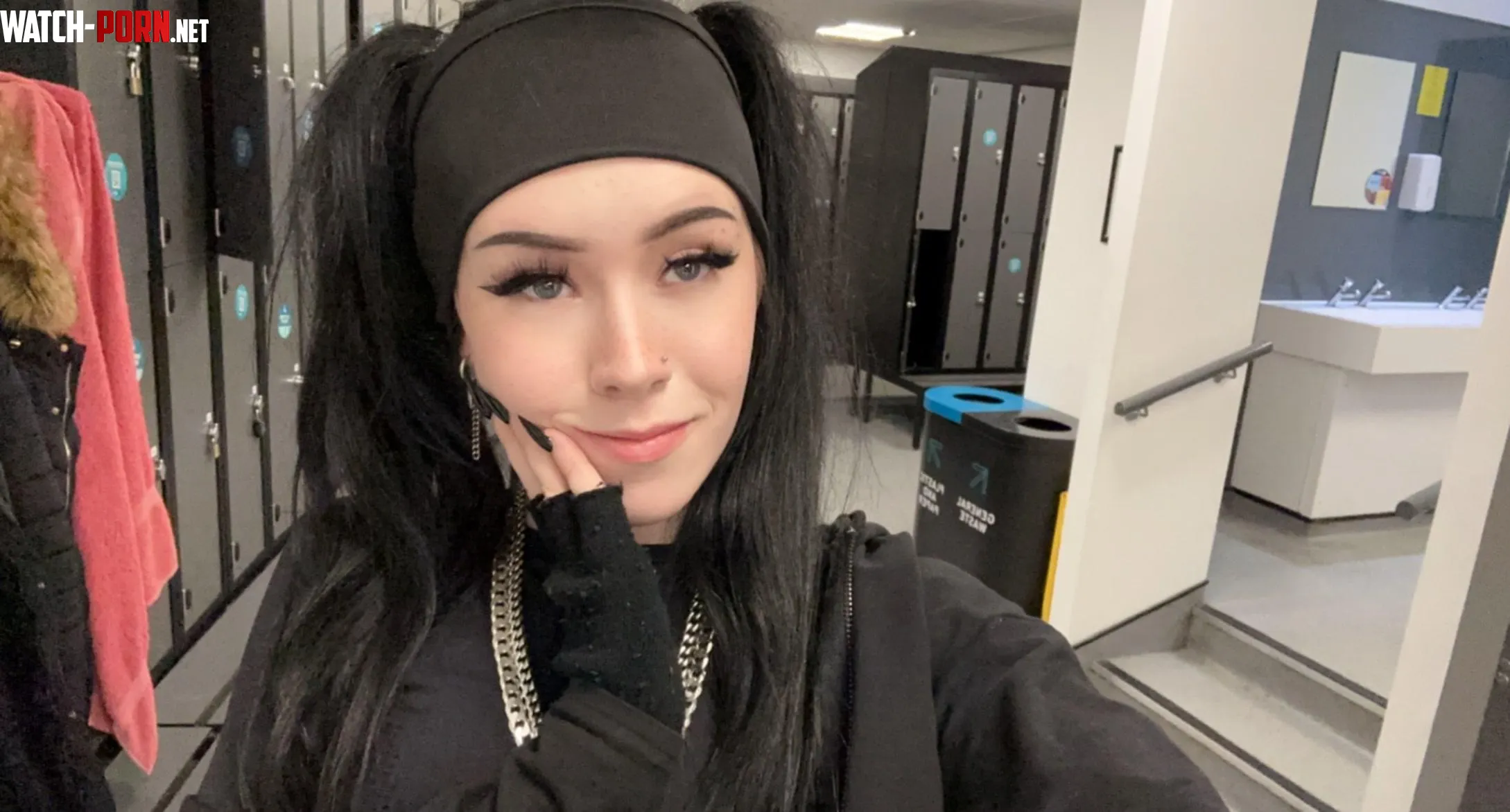 This emo girl need to get railed real hard by saphizox