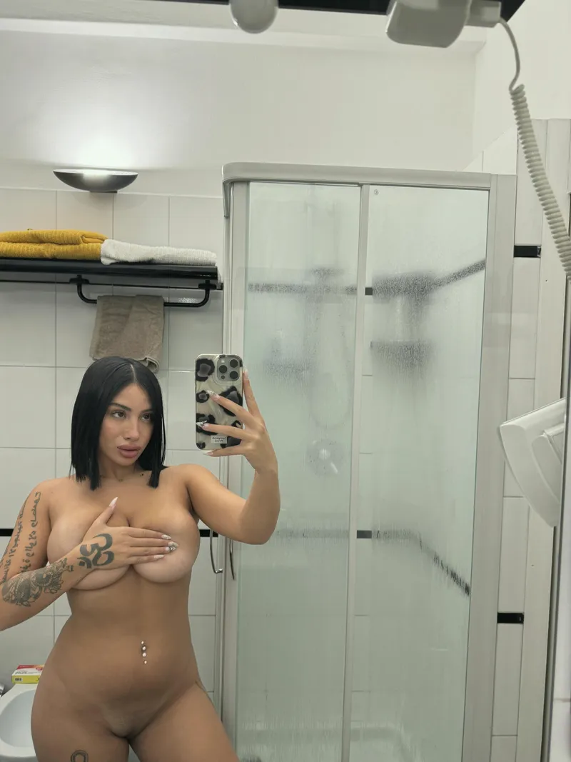 Thumbnail Big and Bold: MirrorSelfie Confidence Boosters | Checkaccount1000 | MirrorSelfie