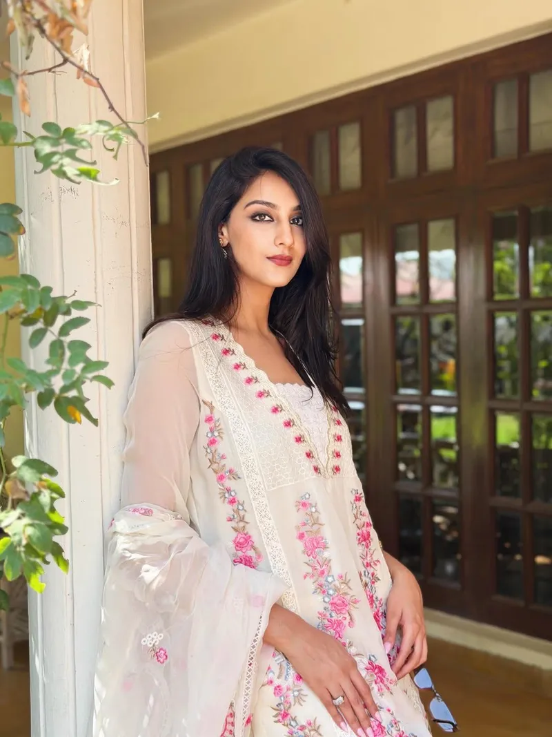 Thumbnail Shahat Gill's Charm: Exemplifying PrettyGirls Beauty