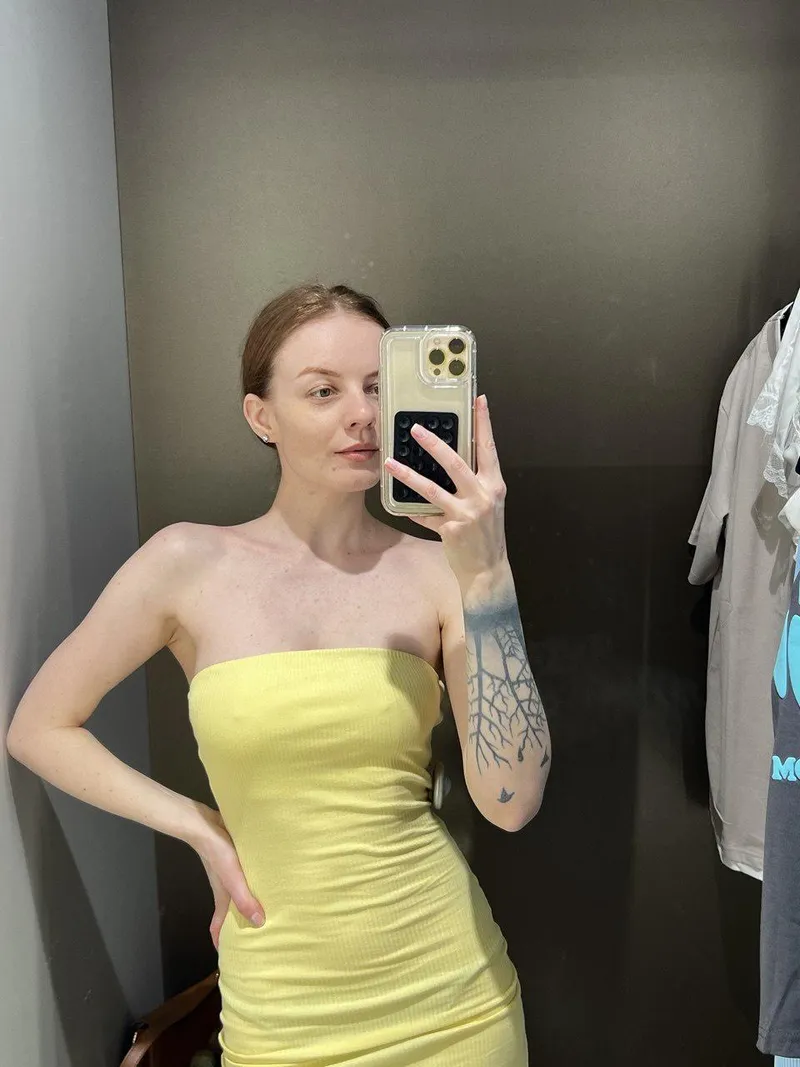 Thumbnail Lady_Muerta's Curves Highlighted in Style