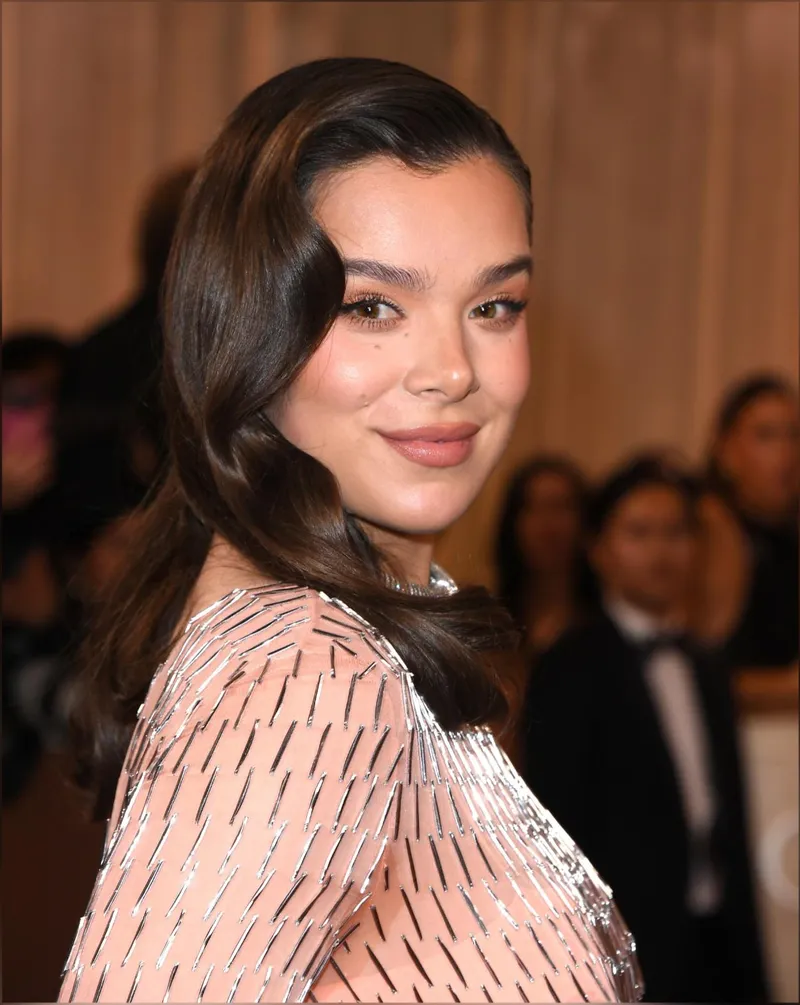 Thumbnail Hailee Steinfeld: Beauty and Fashion Insights by SportWi11iam