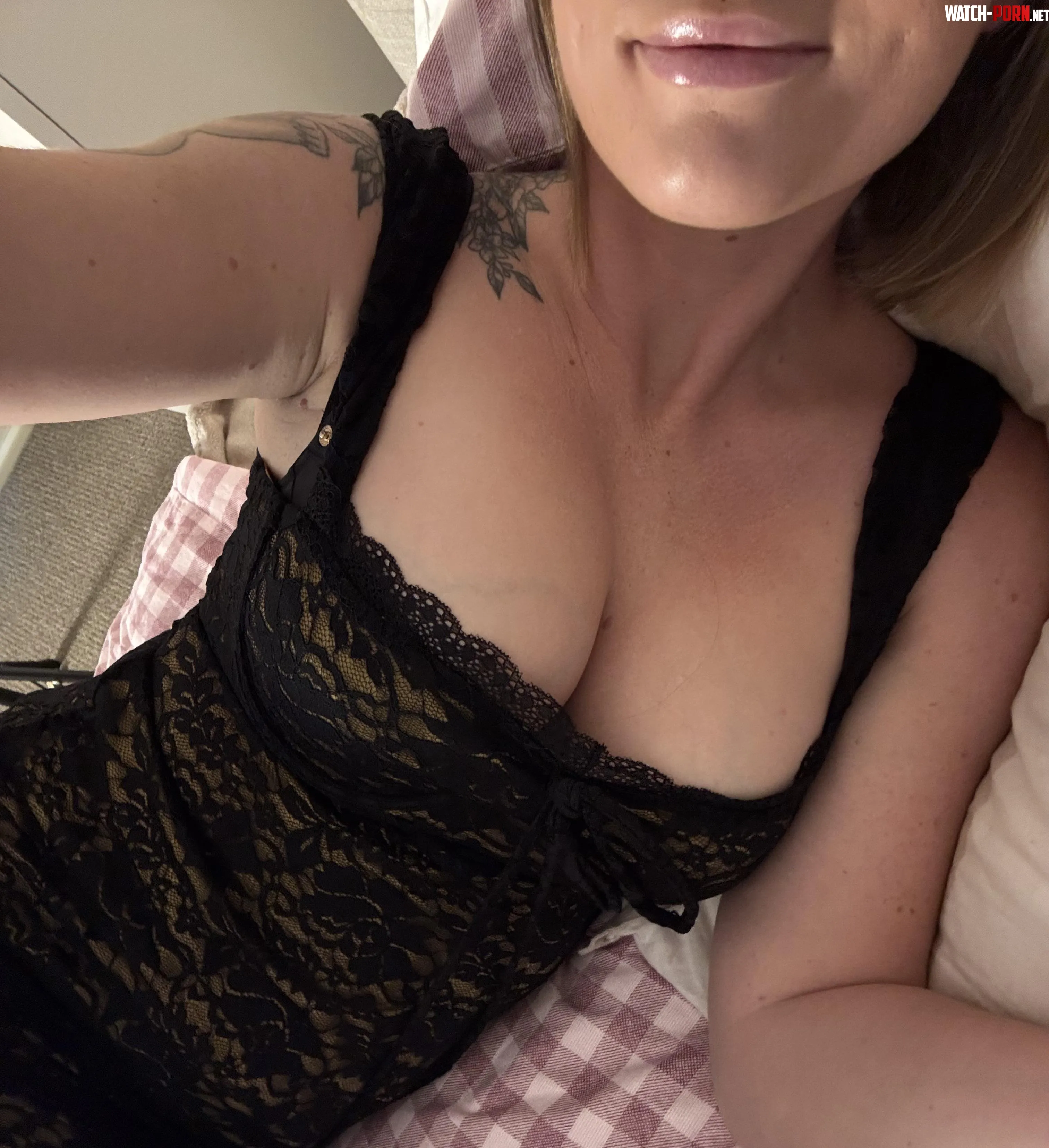 Kissy lips and cleavage by Scarlett_Thorne