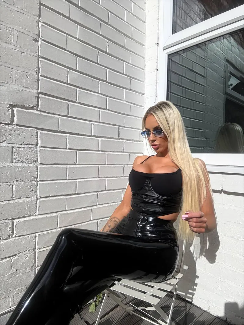 Thumbnail CakeSupp Flaunts Flexibility in Leggings