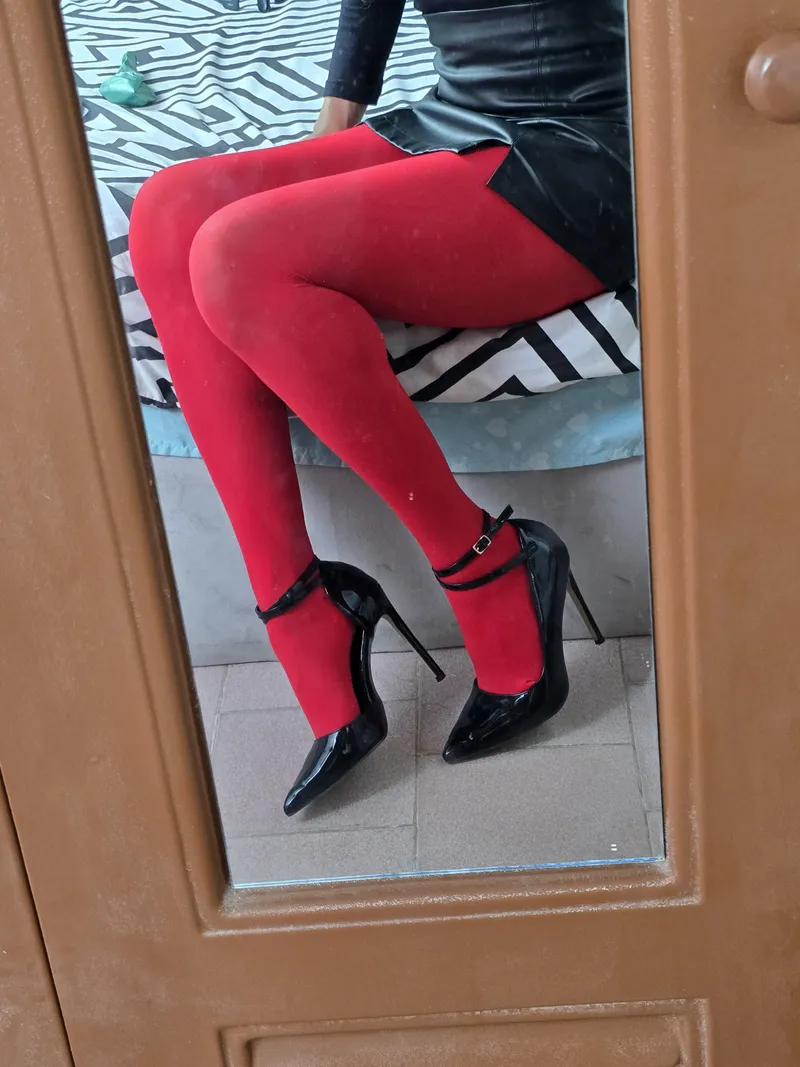Thumbnail Elegant Femininity: mariannalove69's Pantyhose Passion