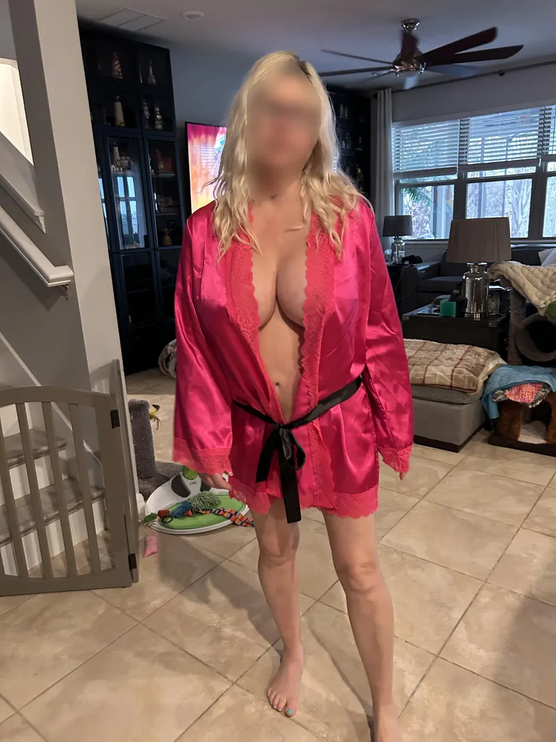 Thumbnail hotwifeshowoffxxx Does Housework after a Lazy Day - maturemilf