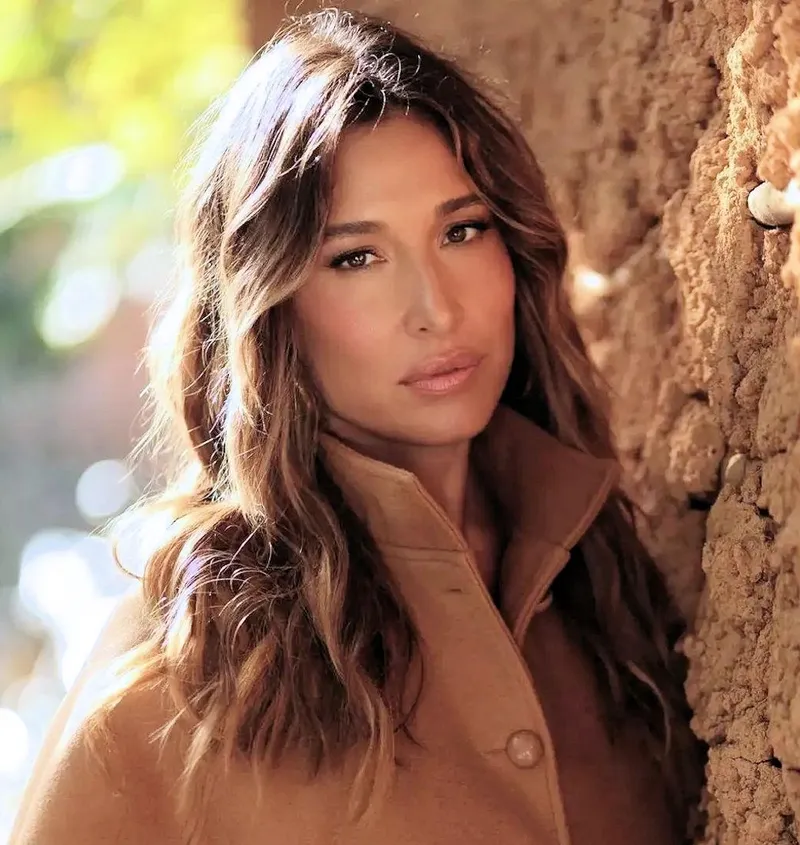 Thumbnail Giselle Itié: Iconic Beauty Unveiled