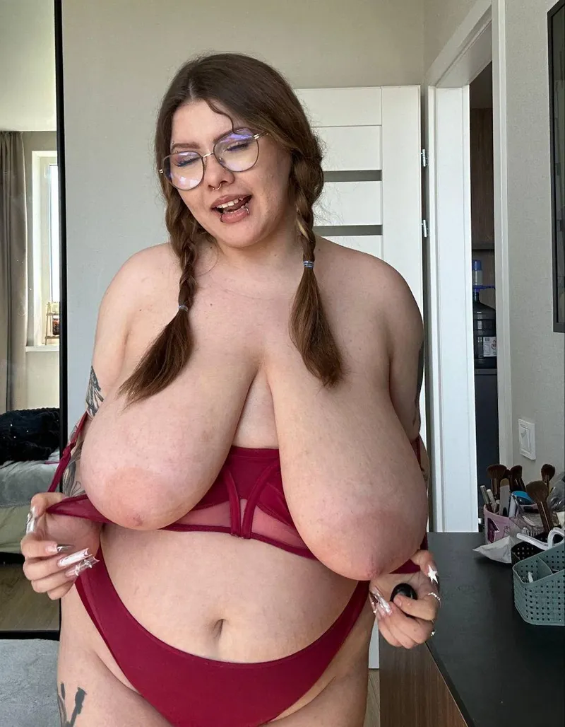 Thumbnail Temptation Unveiled: DiBigTits' Sensual Journey in slightlychubby