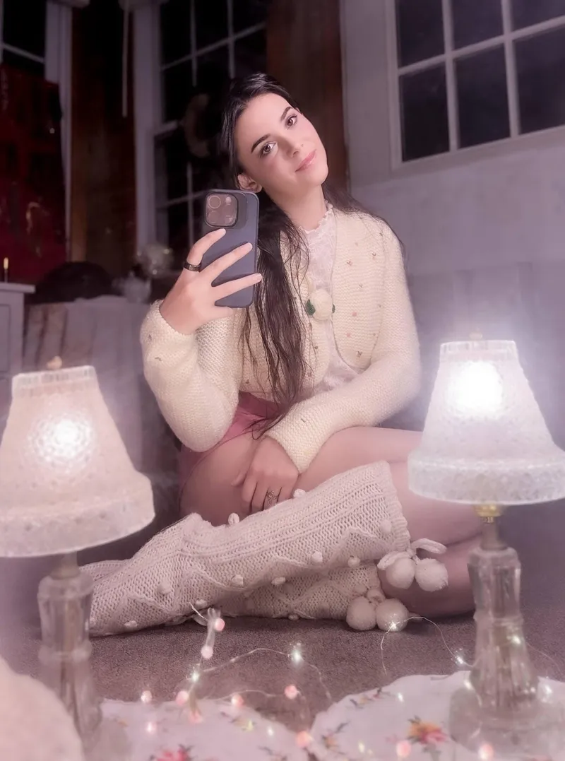 Thumbnail Handcrafted Elegance: cathyharpist's MirrorSelfie Masterpiece