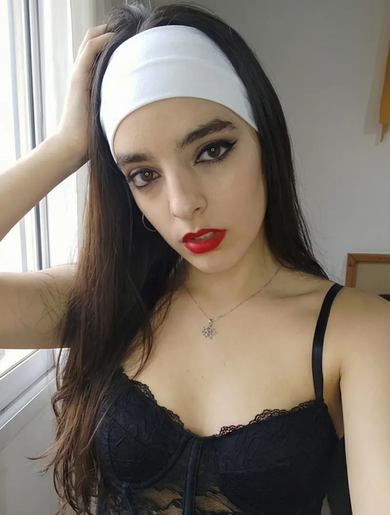 Thumbnail LuliCruz Demonstrates: Black Top Versatility for Croptopgirls