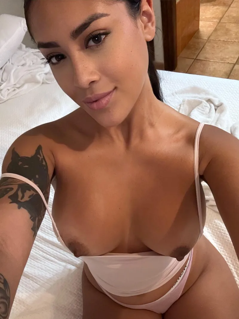Thumbnail Sensual Temptations: Exploring Ticklish_and_Pickle's OnlyFanschicks World