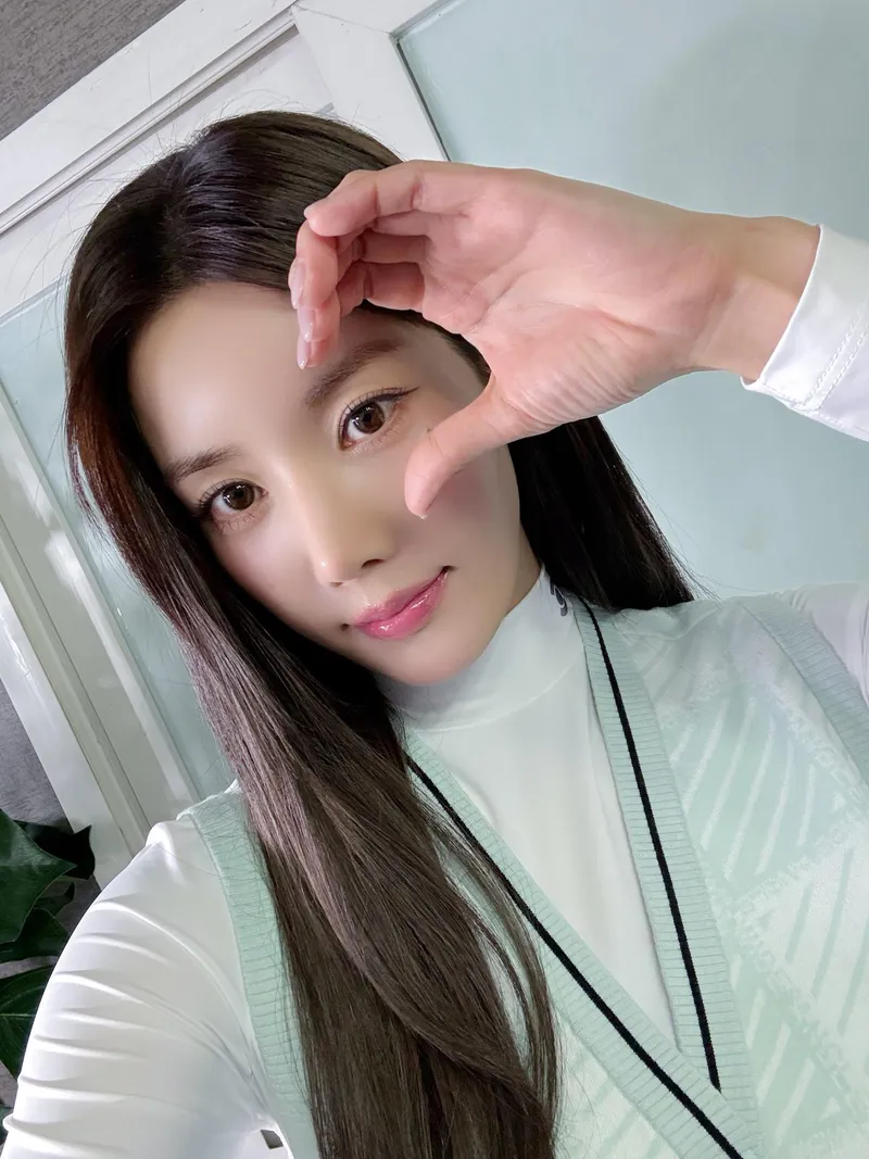 Thumbnail Kwon Eun-bi: The Charm and Talent Unveiled by Wanks7timesinaDay