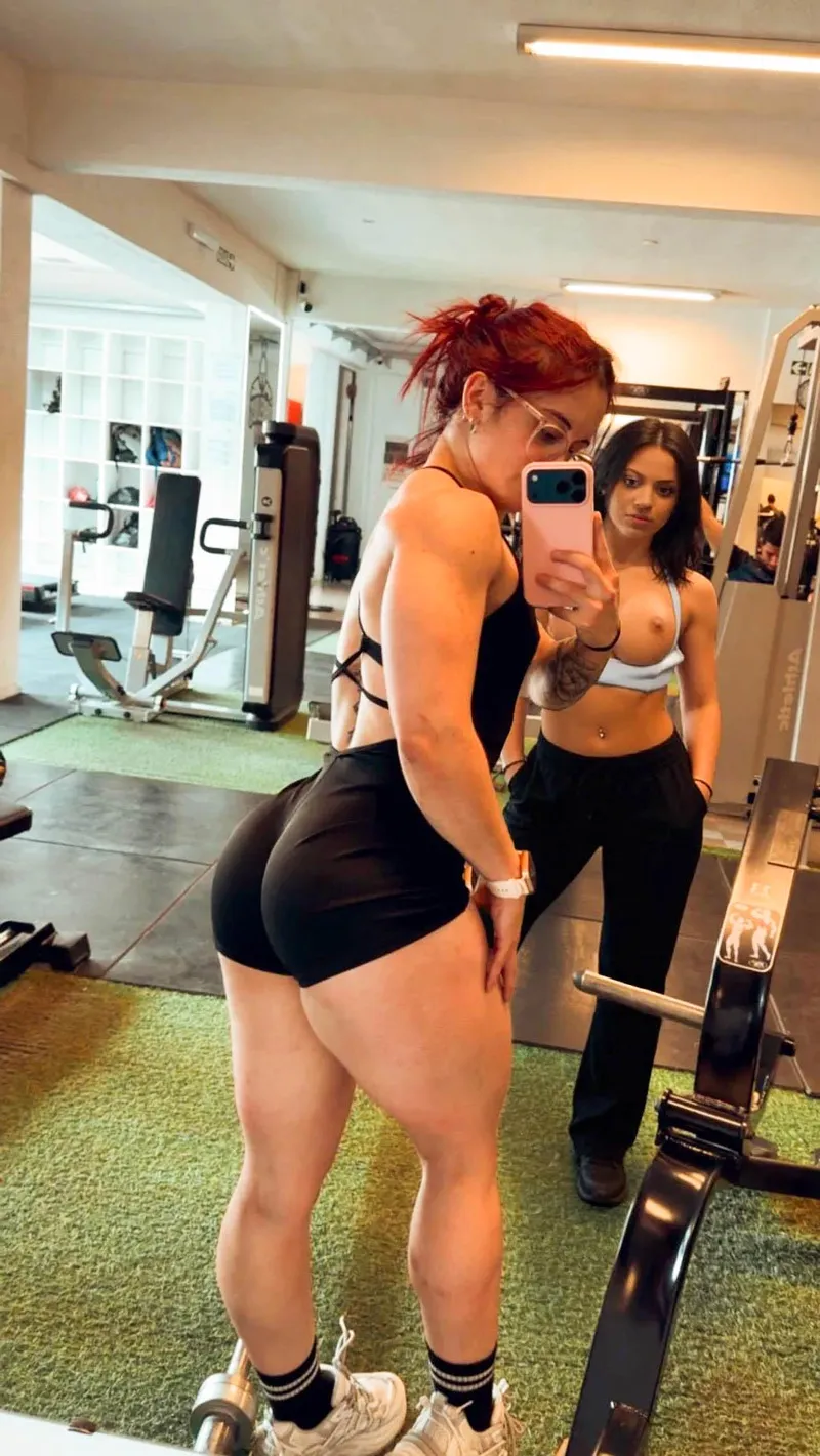 Thumbnail Eye-Catching Distraction from chezypretty in fbb_NSFW