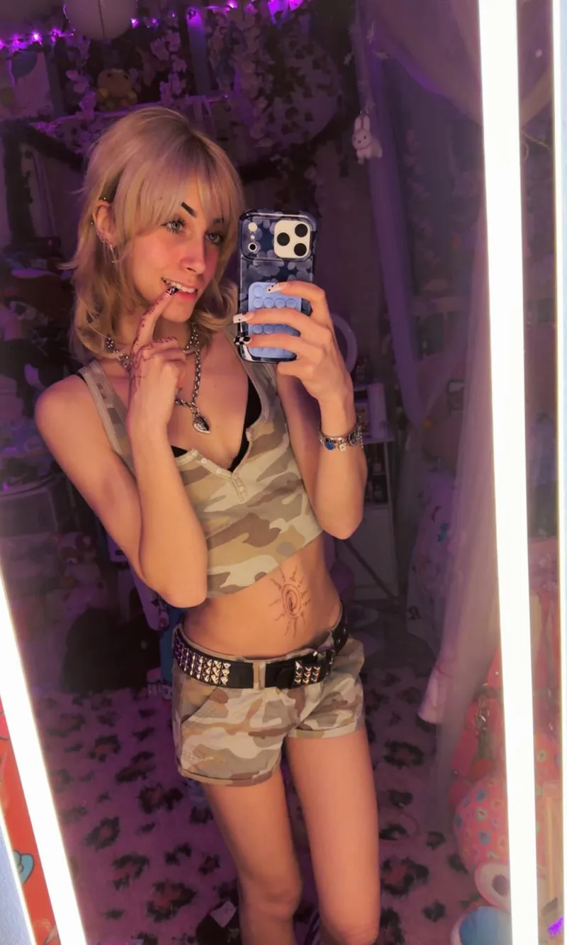 Thumbnail ivywitchy Bares It All in 'Commando Mirror Selfie'