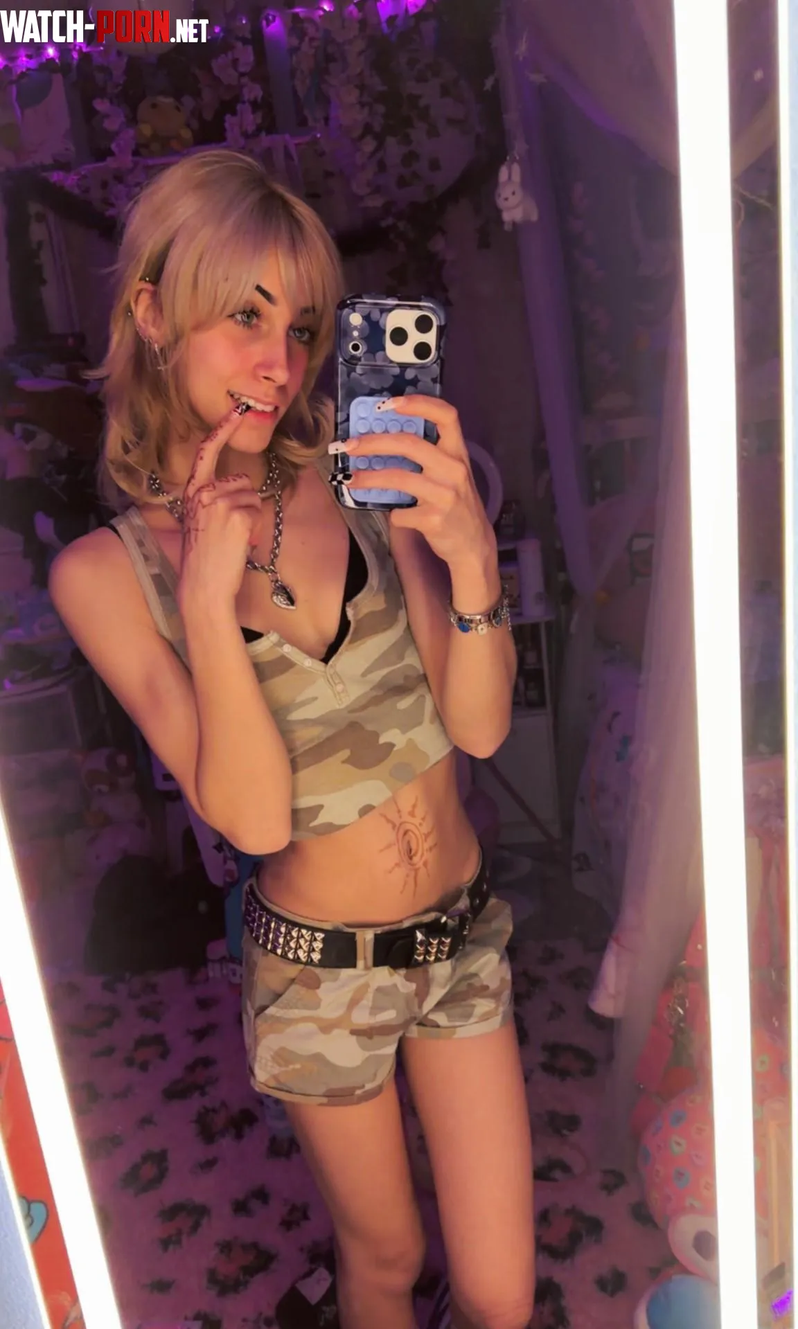 Commando mirror selfie. by ivywitchy