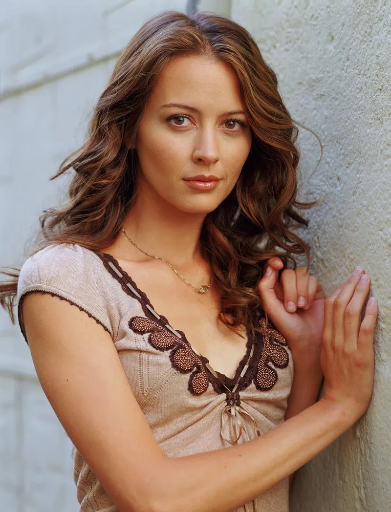 Thumbnail Amy Acker: A Glimpse at Timeless Beauty | Kygunzz