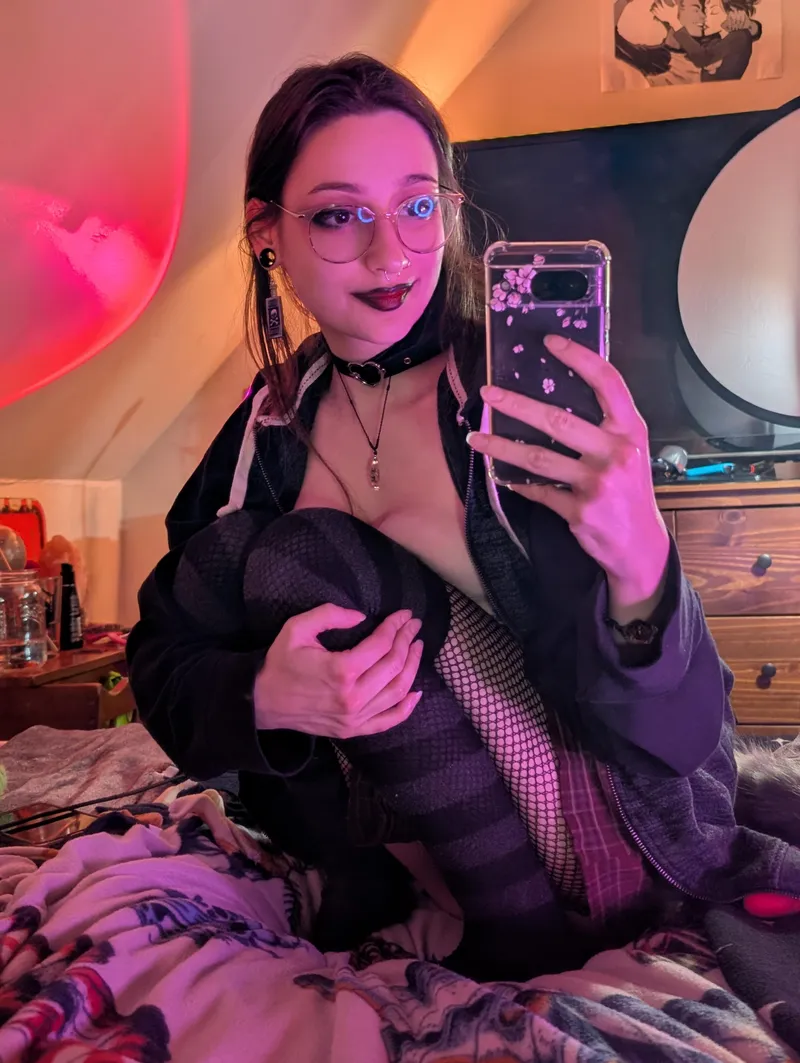 Thumbnail Perching Pleasures: Leia_the_Destroyer's Quirky Confessions | SceneGirls