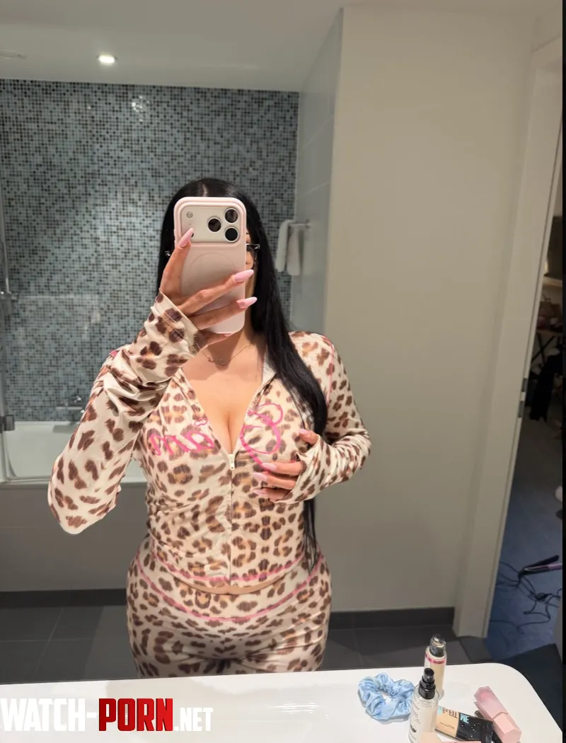 Vill nån hålla mig sällskap den här helgen? 😋👀 by gosigatosen