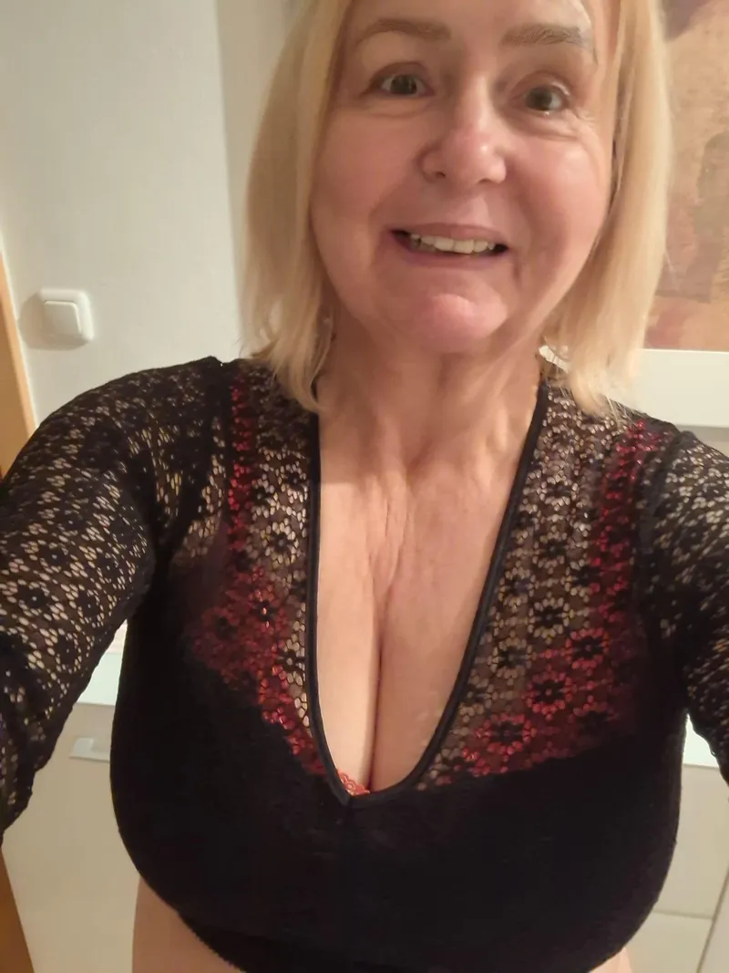 Thumbnail BarbieMilf1967's Tempting GILF Photoshoot Surprise