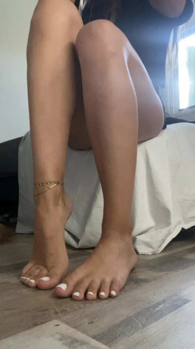 Thumbnail Intriguing Feet_NSFW Tale: SnooMacaroons9549's Provocative Perspective