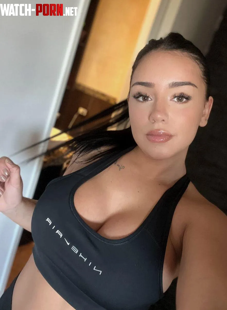 a little pre workout selfie by SereneSorceressx