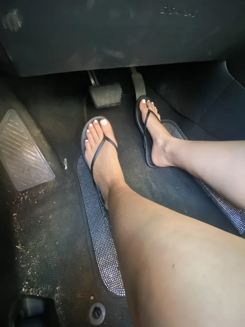 Thumbnail Sandals dilemma: On or off oc | Author: sky_lar_95 | Category: Feet_NSFW