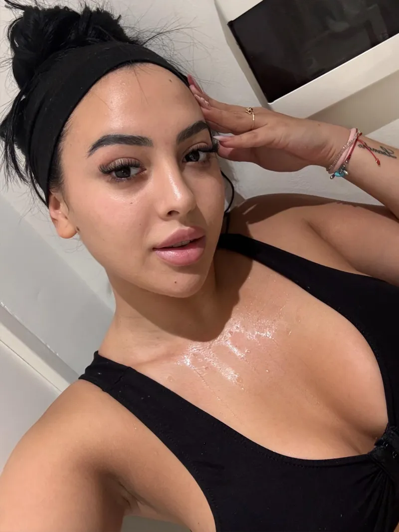Thumbnail Gym Glow Allure: UnicornDeew's Perspiration Story | SweatyGirls