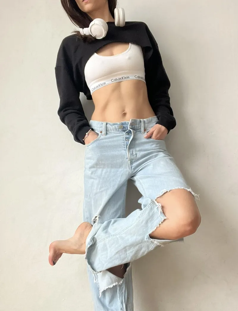 Thumbnail CroptopGirls: Do You Like This Outfit? by Responsible-Donut395
