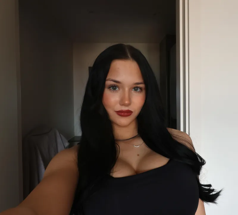 Thumbnail Princessvivienne5: A Brunette Beauty Who's Always On Top