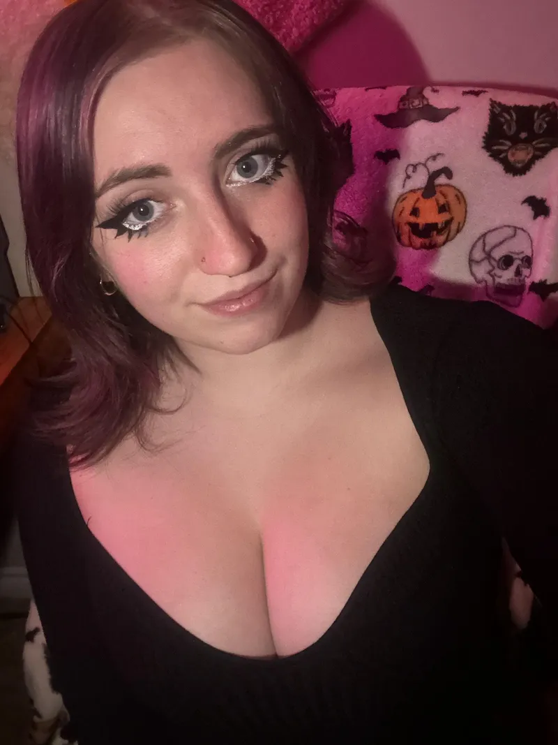 Thumbnail sendpiggy Shares the Beauty of Pretty Sitting Cleavage