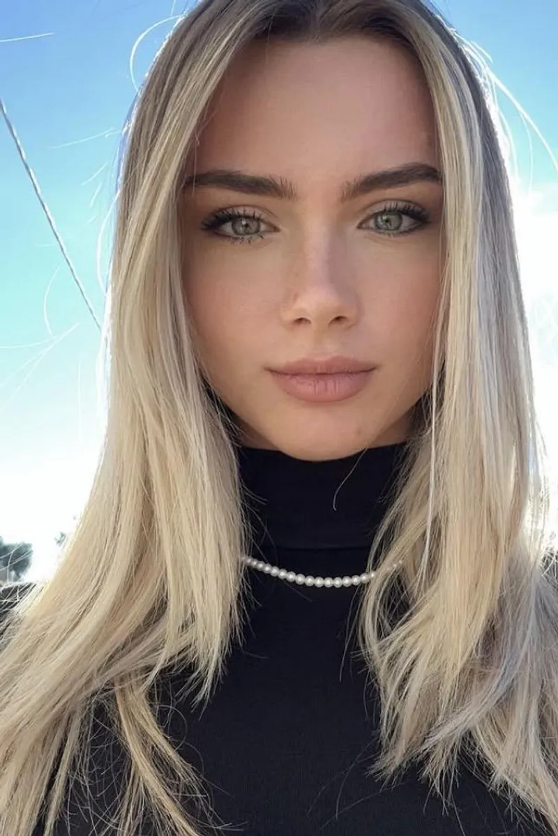 Thumbnail Simona Frascaria: A Glimpse of Pretty Girls