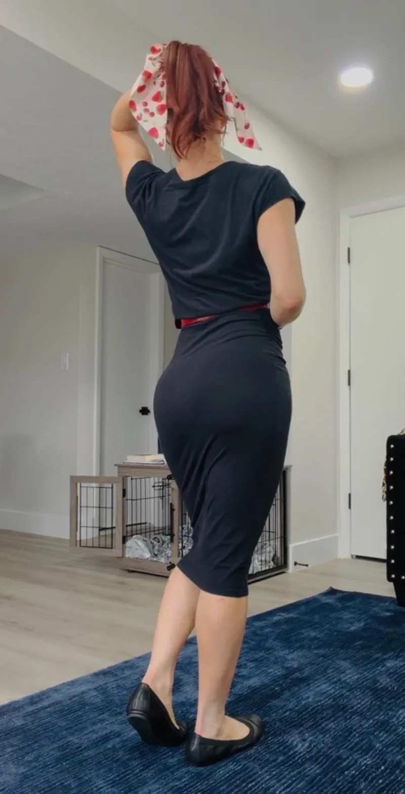 Thumbnail FitMilfSam's Favorite 'Mom over forty' Pencil Skirts Revealed