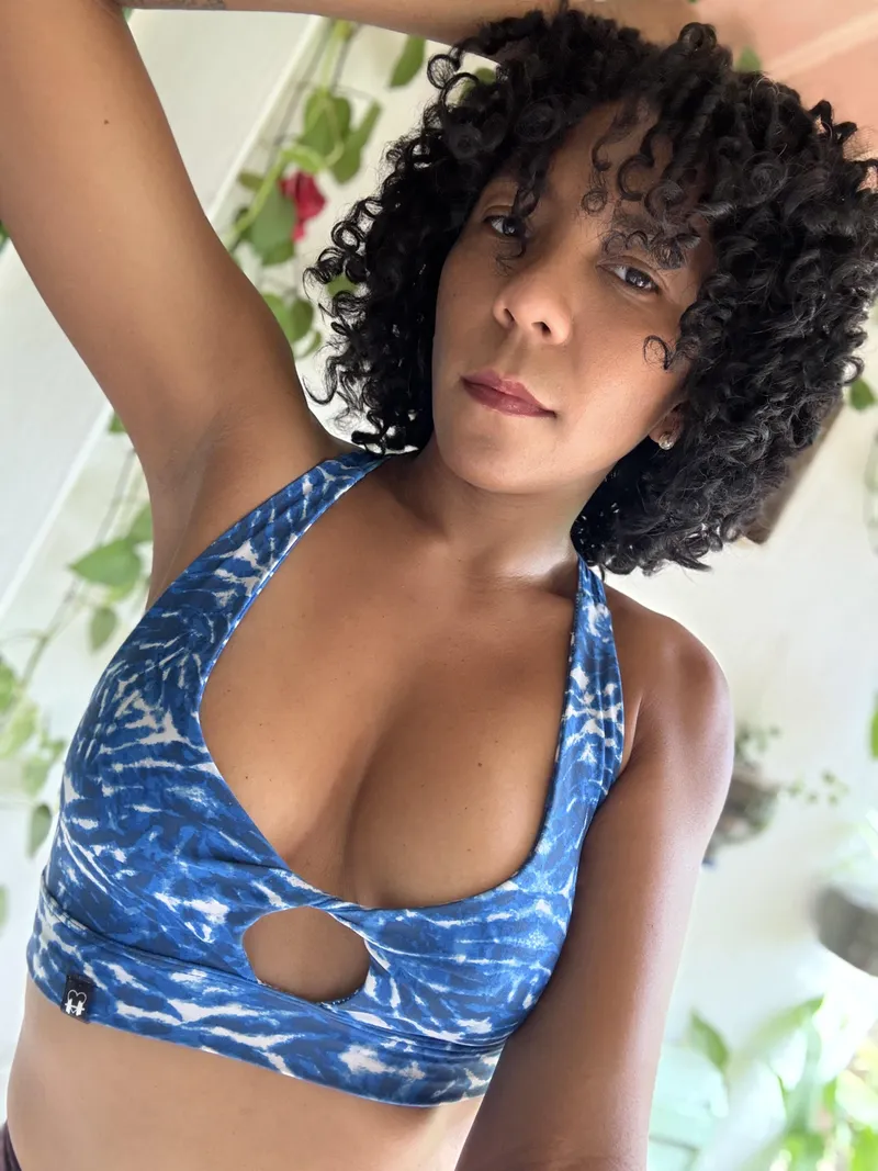 Thumbnail adricurly Shines in Mesmerizing Blue Croptop Ensemble