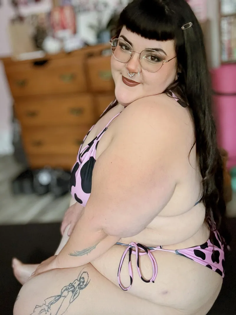 Thumbnail ChubbyElfGirlfriend Advocates for Bikini-Wearing Big Girls