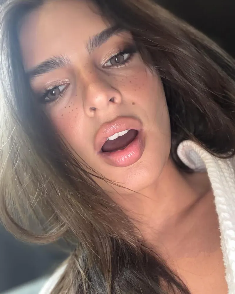 Thumbnail Emily Ratajkowski: Capturing Grace in Beauty by BillyDaBrute