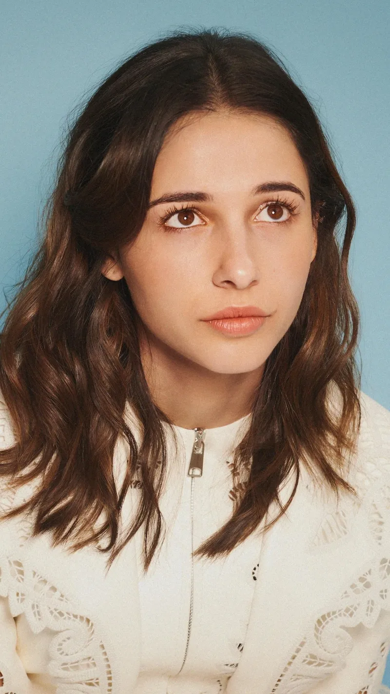 Thumbnail Glamorous Naomi Scott's Essence | chanchan_iceman
