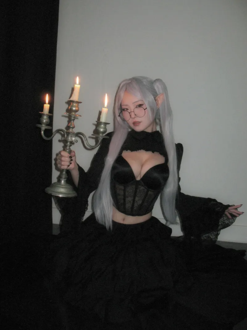 Thumbnail Frieren Enthusiast: peerintovoid Dressed as the Iconic Character