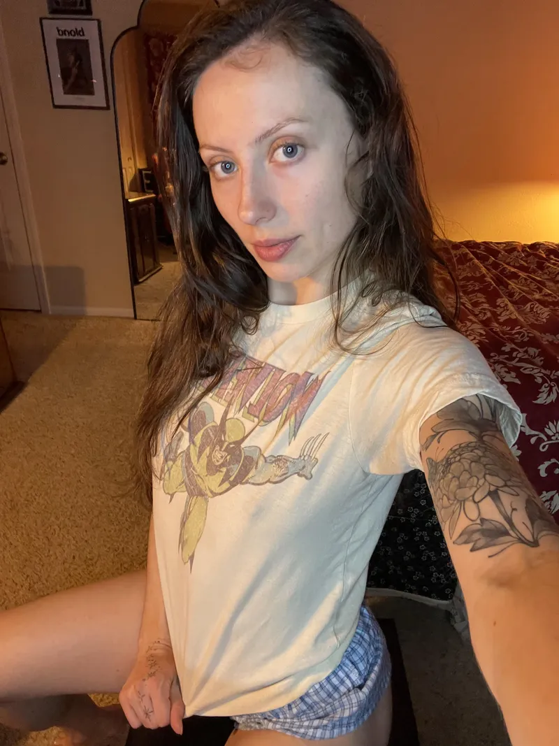 Thumbnail I Woke Up Like This: Discover franticpanicx's Braless Look