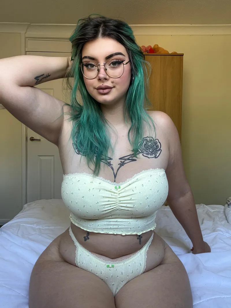 Thumbnail Pastelxwh0re Spreads Summer Vibes in Croptopgirls: Feel the Heat!