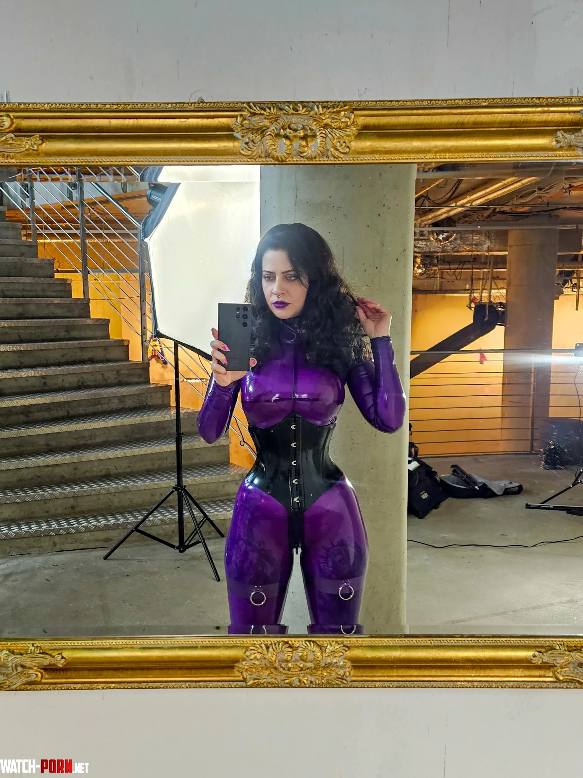 Tight and shiny by purple_muffinz