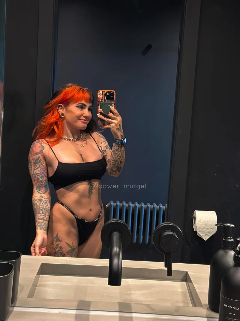 Thumbnail Meet Your Strong Alt GF in MirrorSelfie Shot
