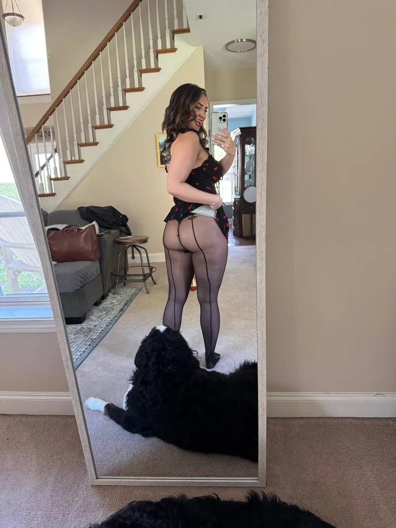 Thumbnail Curvaceous Delight: The Right Pantyhose for Your Curves