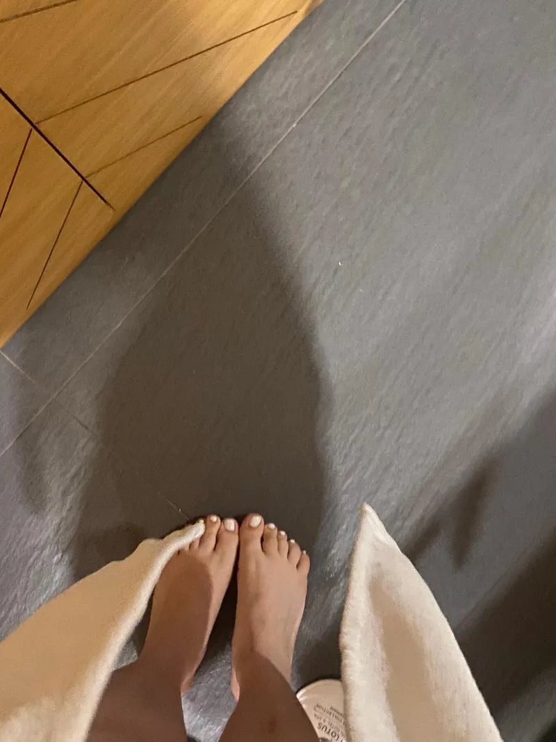 Thumbnail Girlfriend's Feet: A Sensual Display (OC) by BKCinnamon
