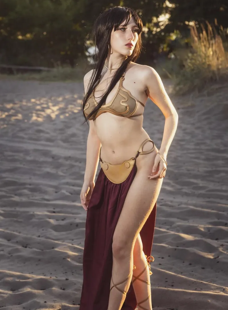 Thumbnail Sugar_cosplay's Huttslayer Leia Inspires Fans Everywhere