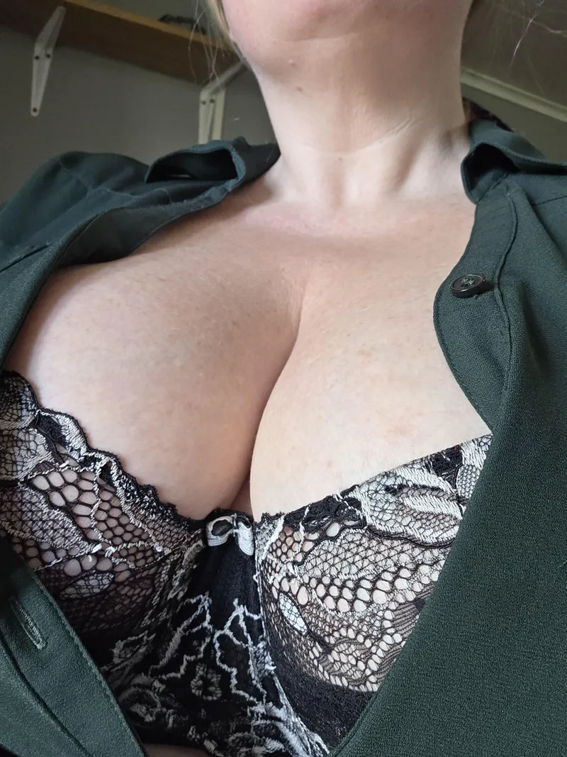 Thumbnail Venusuncovered Reveals the Charms of Cleavage Fashion