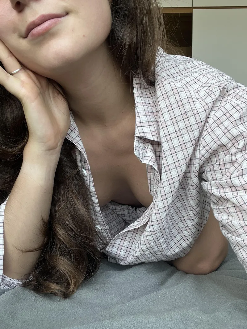 Thumbnail Dazzling-Air-6640 Sets Cozy Vibes in the Downblouse Category