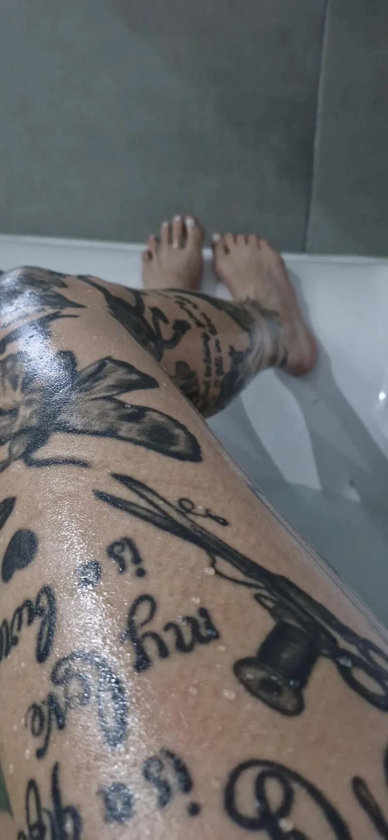 Thumbnail Squeaky Clean Legs: clandestine_callie's Refreshing Display | Legs Category