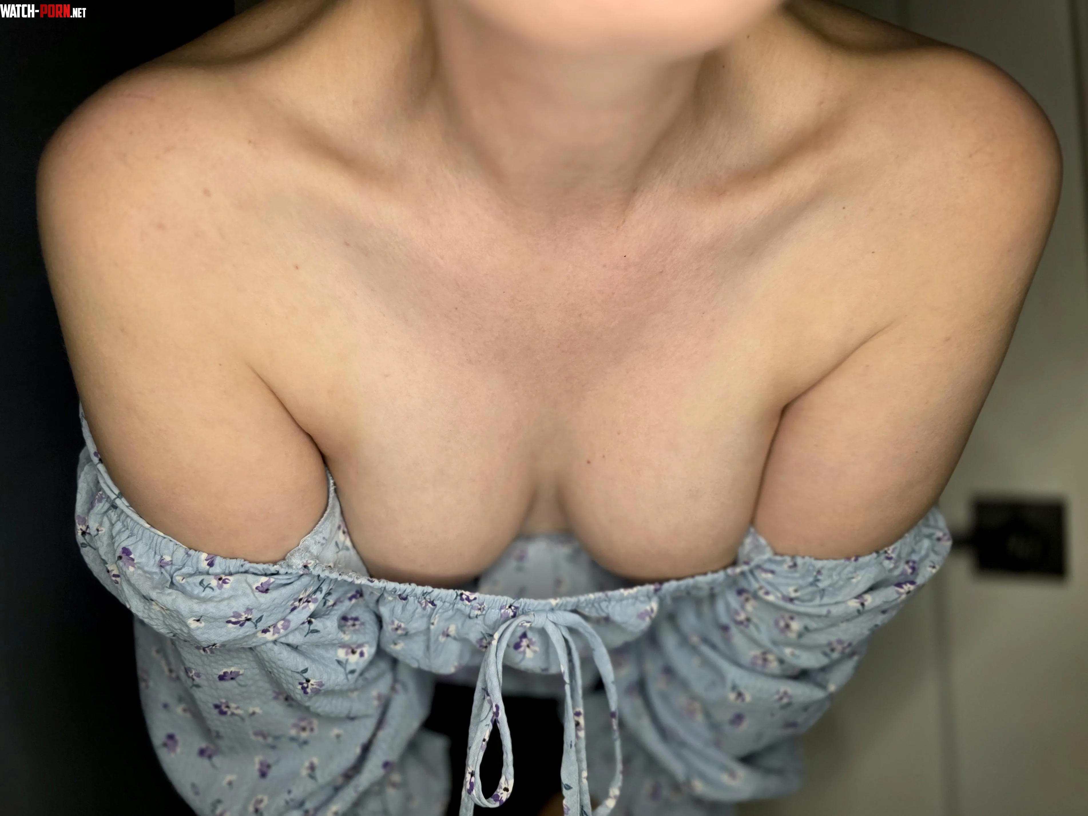 Anyone else a fan of collarbones? I love they way they point downblouse by Valkyrie_Dreams_