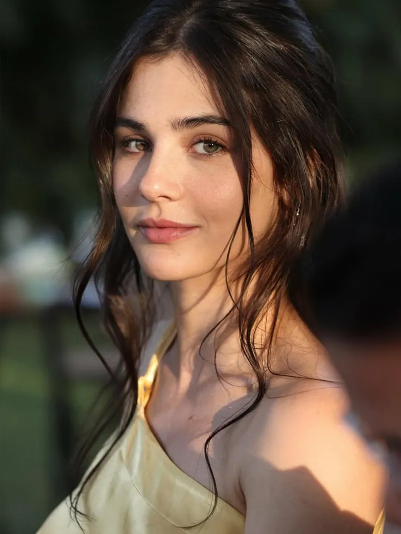 Thumbnail PrettyGirls: Admiring Ana Claudia Lopes | Odd-Respond-500