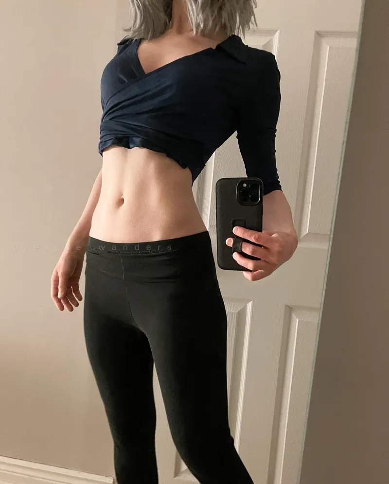 Thumbnail elyse_wanders' Confusion: Understanding the Crop Top Trend